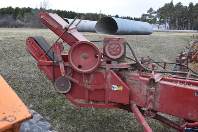 Image of New Holland 570 equipment image 3