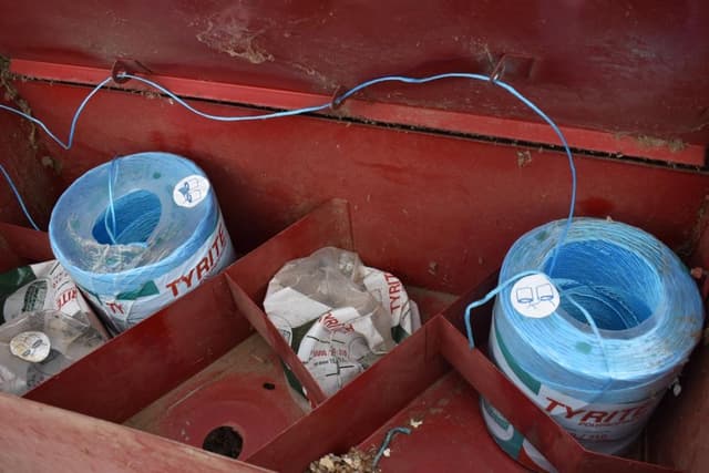 Image of New Holland 570 equipment image 4