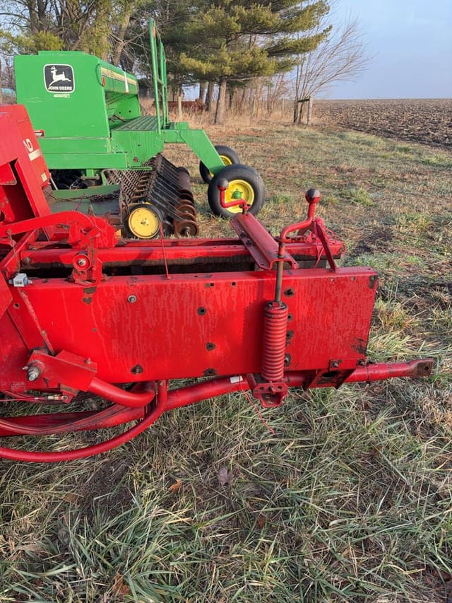 Image of New Holland 570 equipment image 3