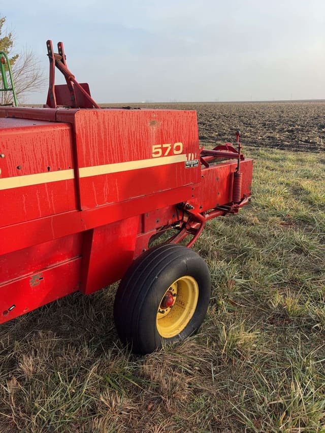 Image of New Holland 570 equipment image 2