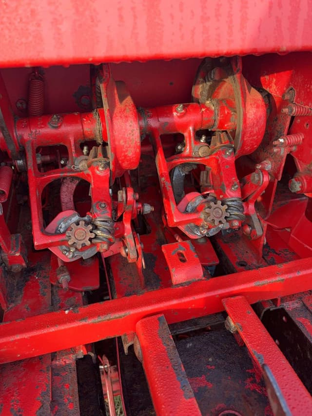 Image of New Holland 570 equipment image 4