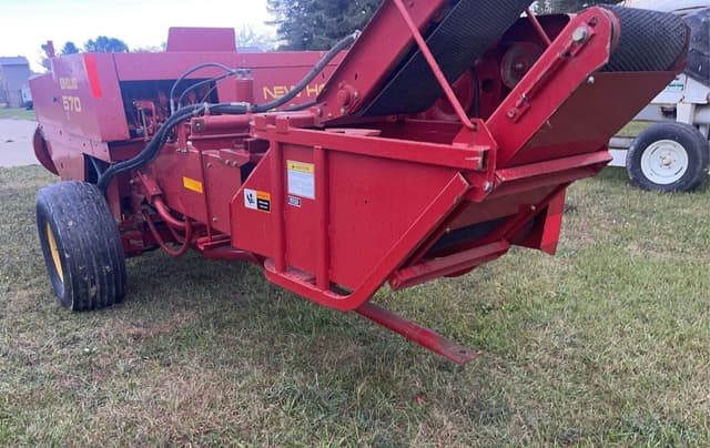 Image of New Holland 570 equipment image 4