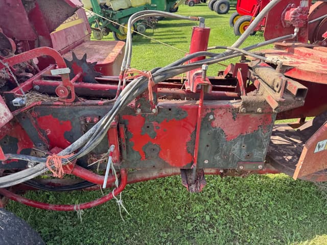 Image of New Holland 575 equipment image 4