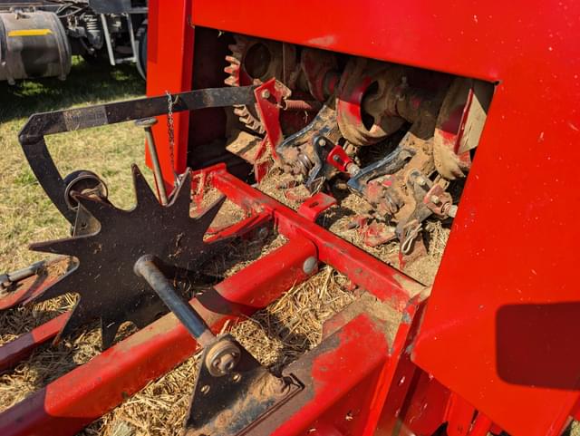 Image of New Holland 575 equipment image 4