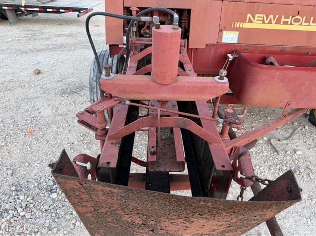 Image of New Holland 580 equipment image 3