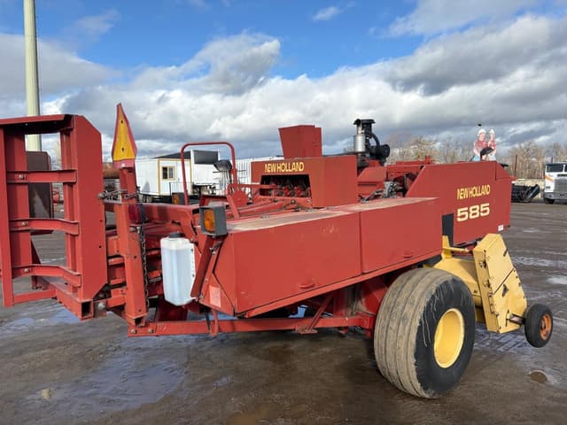 Image of New Holland 585 equipment image 2