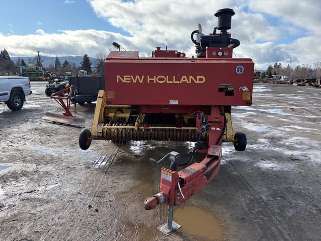 Image of New Holland 585 equipment image 1