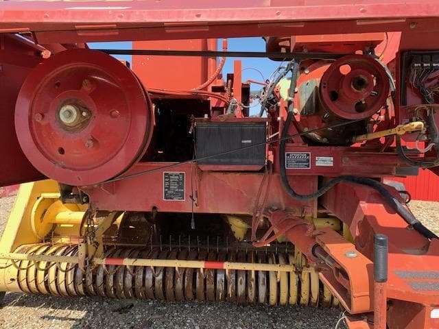 Image of New Holland 585 equipment image 3