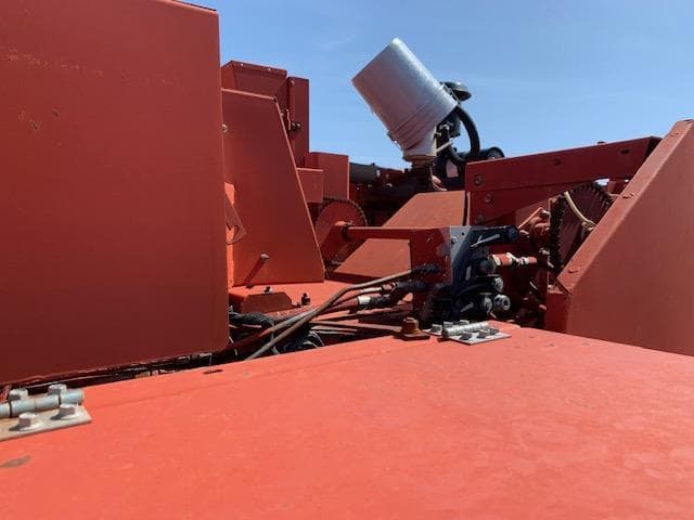 Image of New Holland 585 equipment image 4