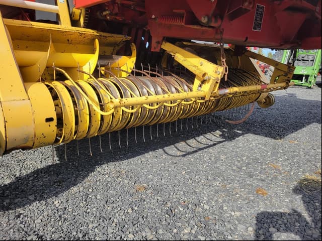 Image of New Holland 585 equipment image 4