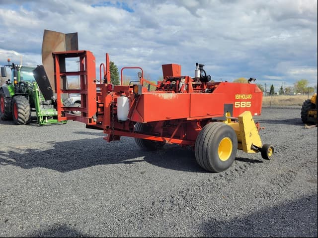 Image of New Holland 585 equipment image 2