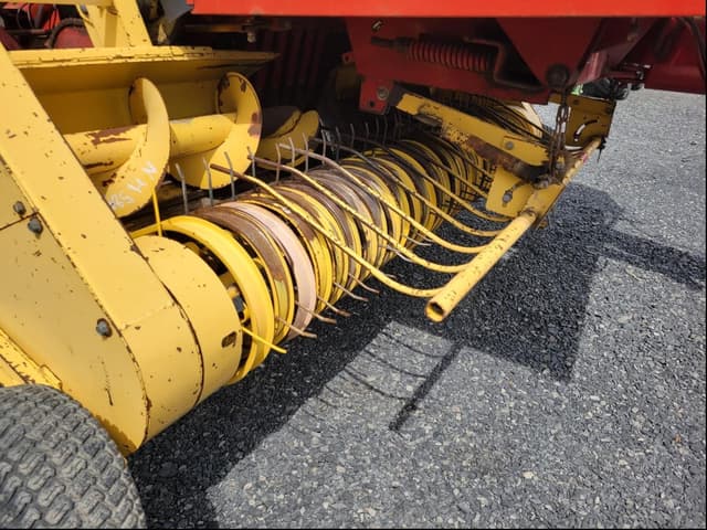 Image of New Holland 585 equipment image 4
