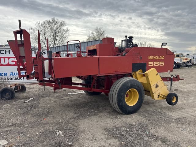 Image of New Holland 585 equipment image 2