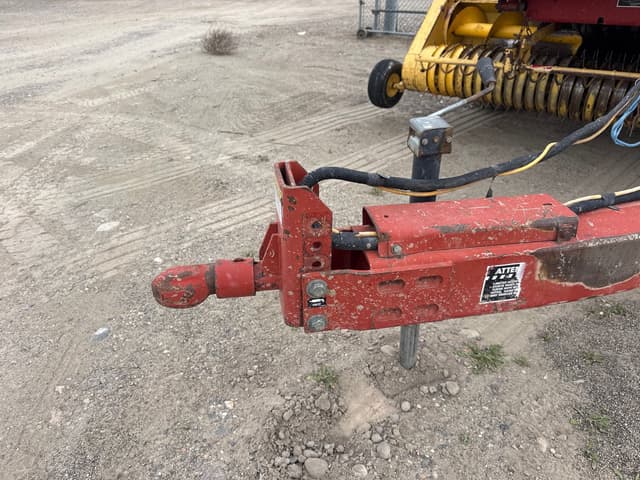 Image of New Holland 585 equipment image 4