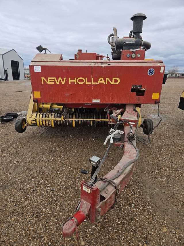 Image of New Holland 585 equipment image 2