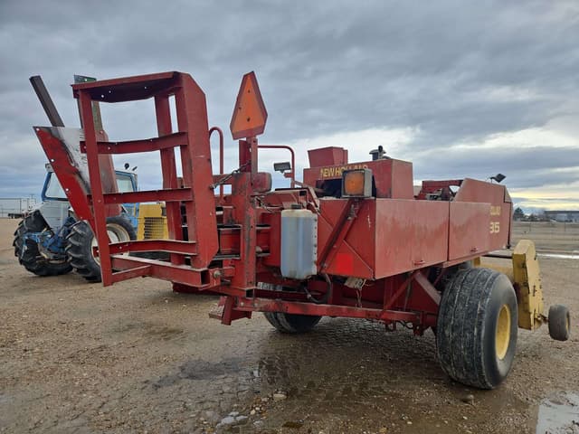 Image of New Holland 585 equipment image 3