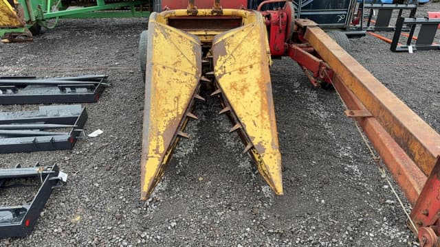 Image of New Holland 616 equipment image 2