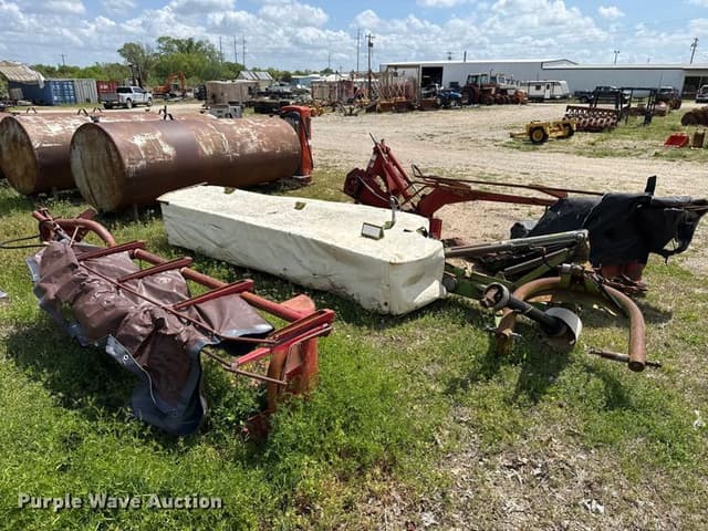 Image of New Holland 617 equipment image 4