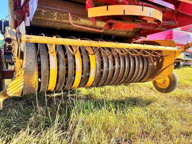 Image of New Holland 630 equipment image 3