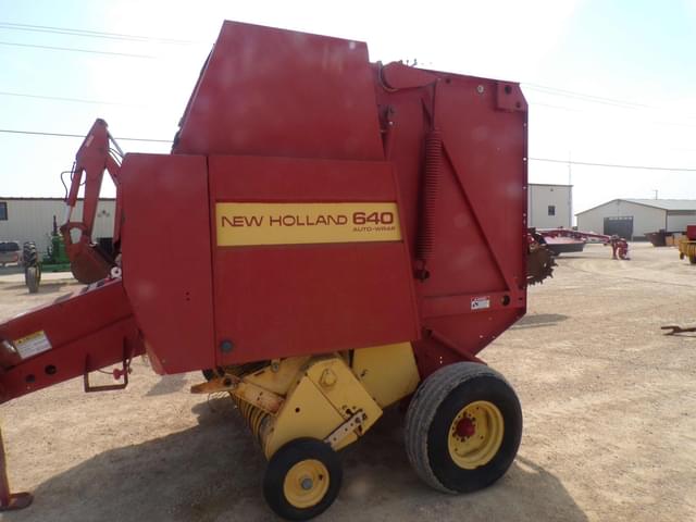 Image of New Holland 640 equipment image 3