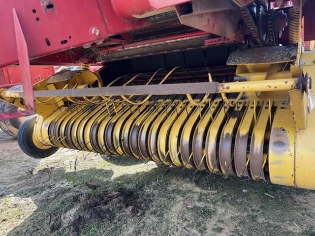 Image of New Holland 640 equipment image 4