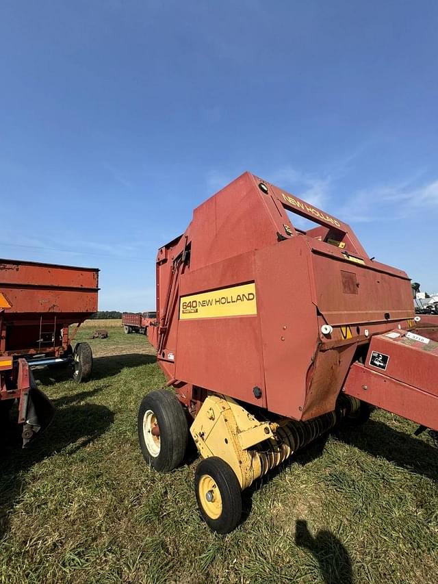 Image of New Holland 640 equipment image 2