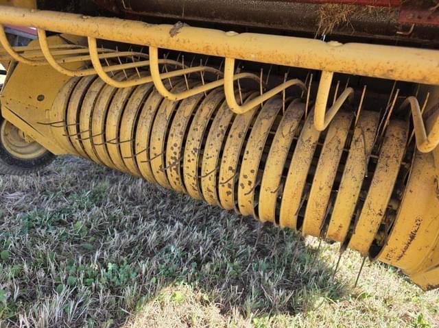 Image of New Holland 640 equipment image 2