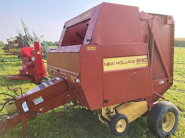 Image of New Holland 640 equipment image 2