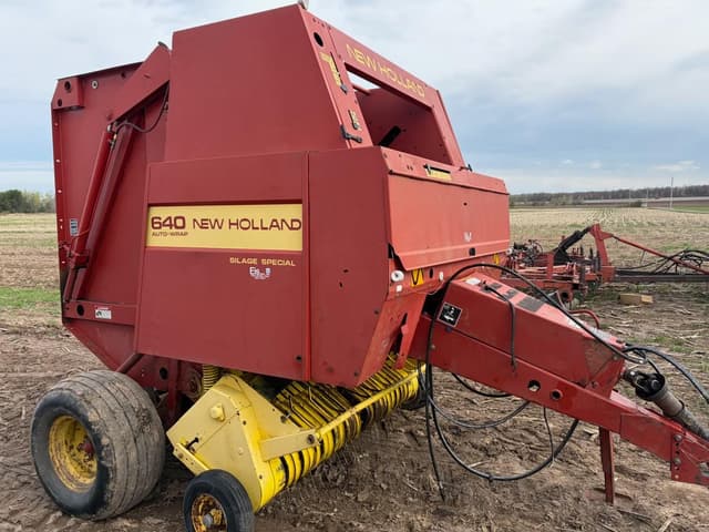 Image of New Holland 640 equipment image 2