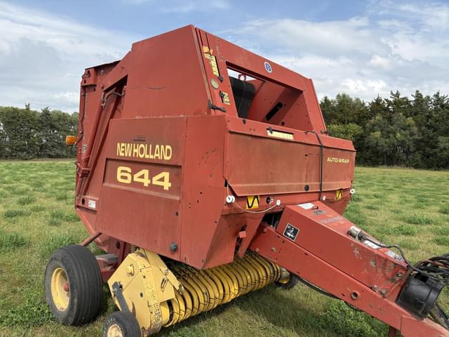Image of New Holland 644 equipment image 4