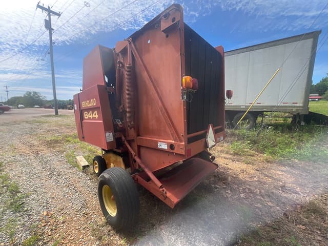 Image of New Holland 644 equipment image 4