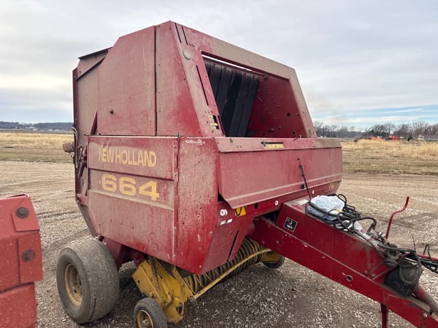 Image of New Holland 644 equipment image 4
