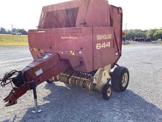 Image of New Holland 644 equipment image 2