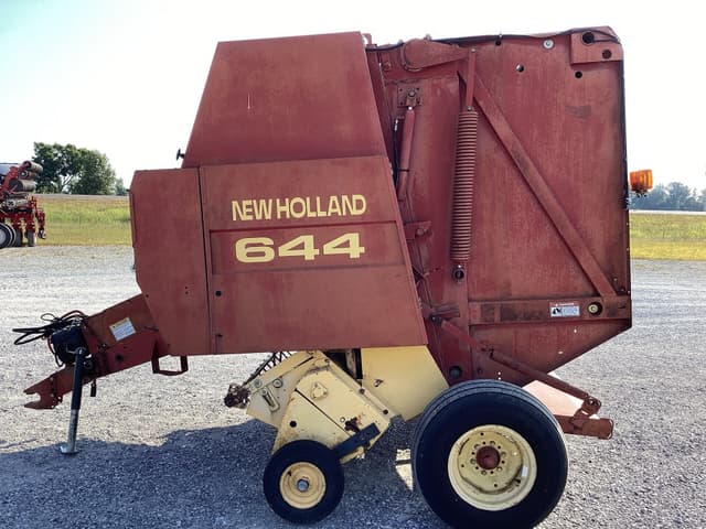 Image of New Holland 644 equipment image 3