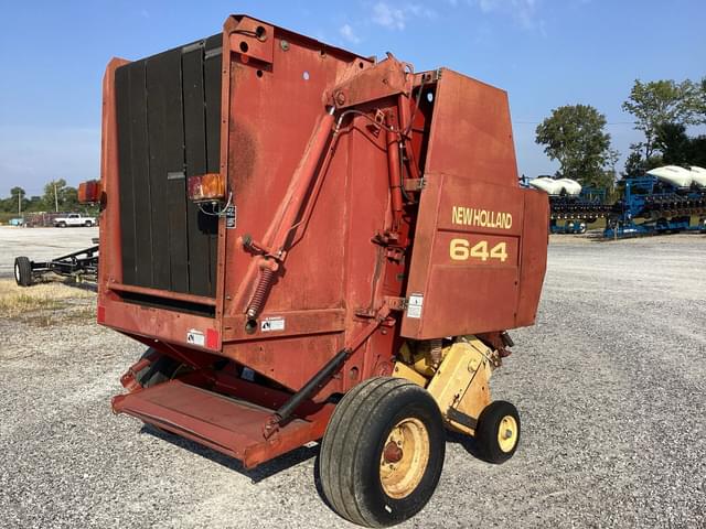 Image of New Holland 644 equipment image 2