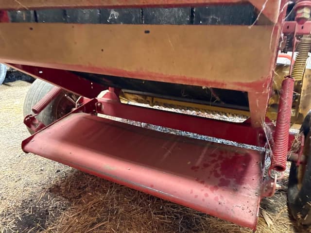 Image of New Holland 644 equipment image 4