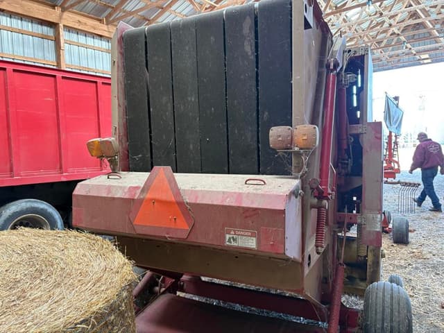 Image of New Holland 644 equipment image 3