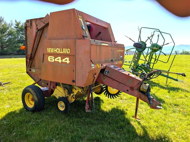 Image of New Holland 644 equipment image 2
