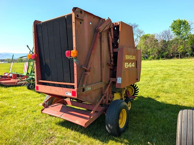 Image of New Holland 644 equipment image 3