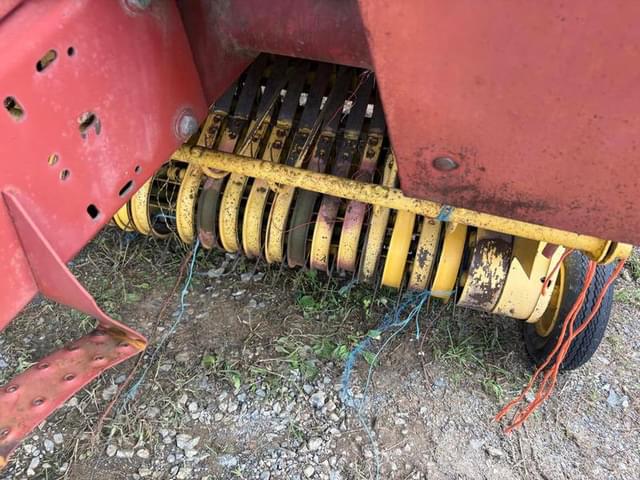 Image of New Holland 644 equipment image 3