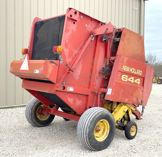 Image of New Holland 644 equipment image 4