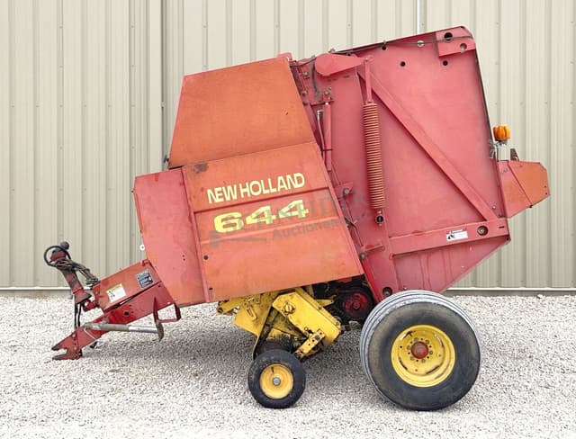 Image of New Holland 644 equipment image 3