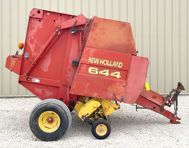 Image of New Holland 644 equipment image 2