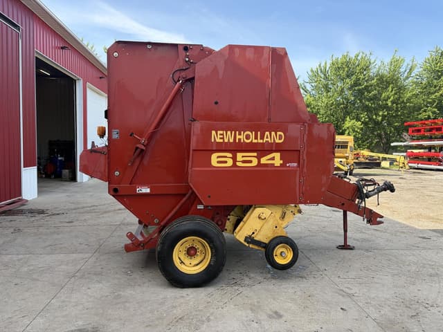 Image of New Holland 654 equipment image 2