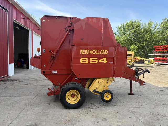 Image of New Holland 654 equipment image 2