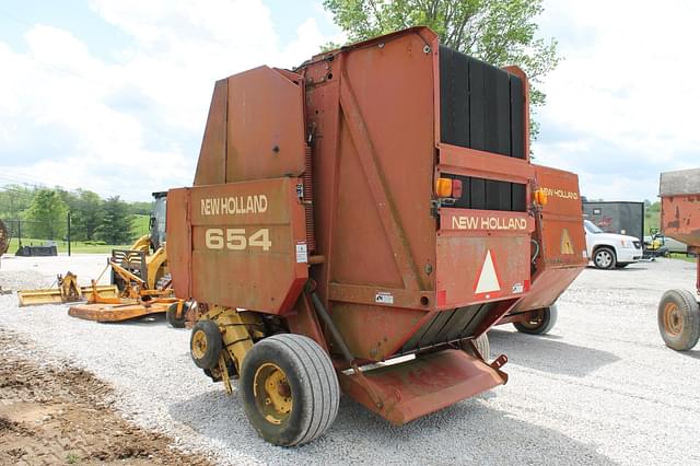 Image of New Holland 654 equipment image 2