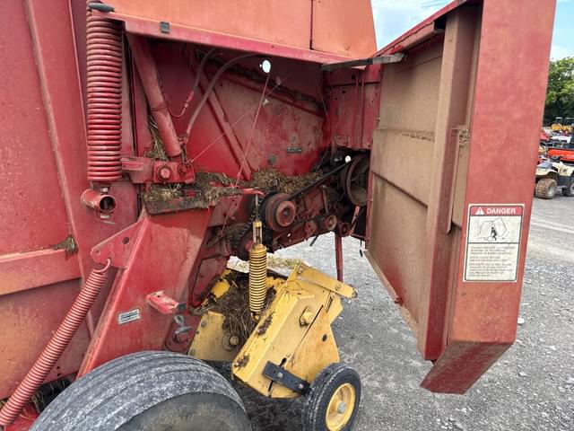 Image of New Holland 654 equipment image 3