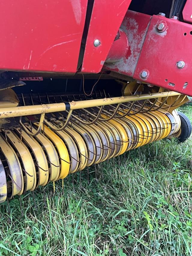 Image of New Holland 654 equipment image 3