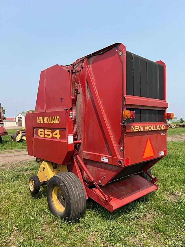 Image of New Holland 654 equipment image 2