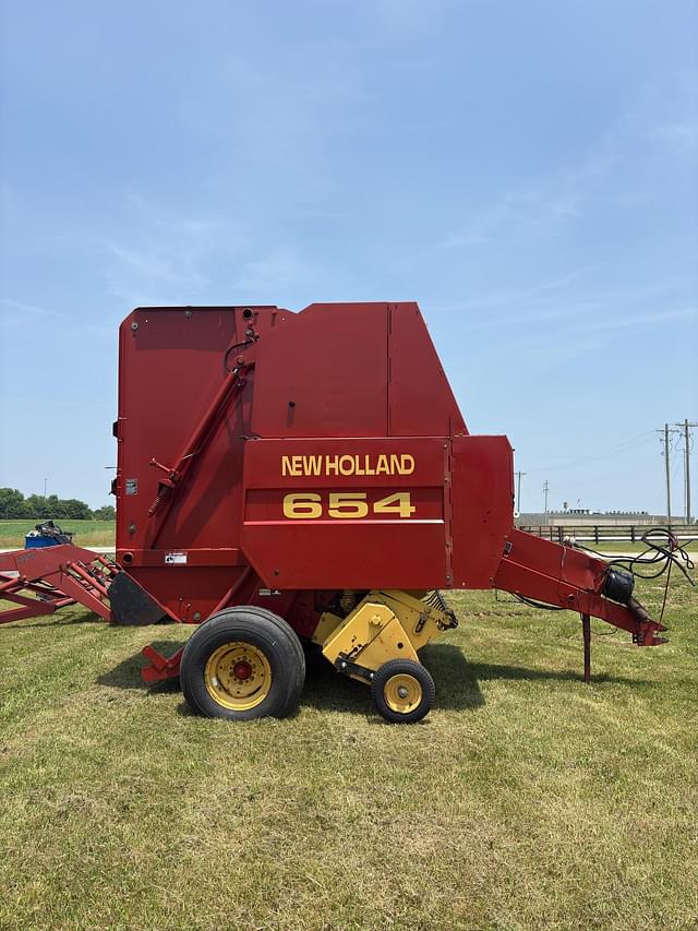Image of New Holland 654 equipment image 4
